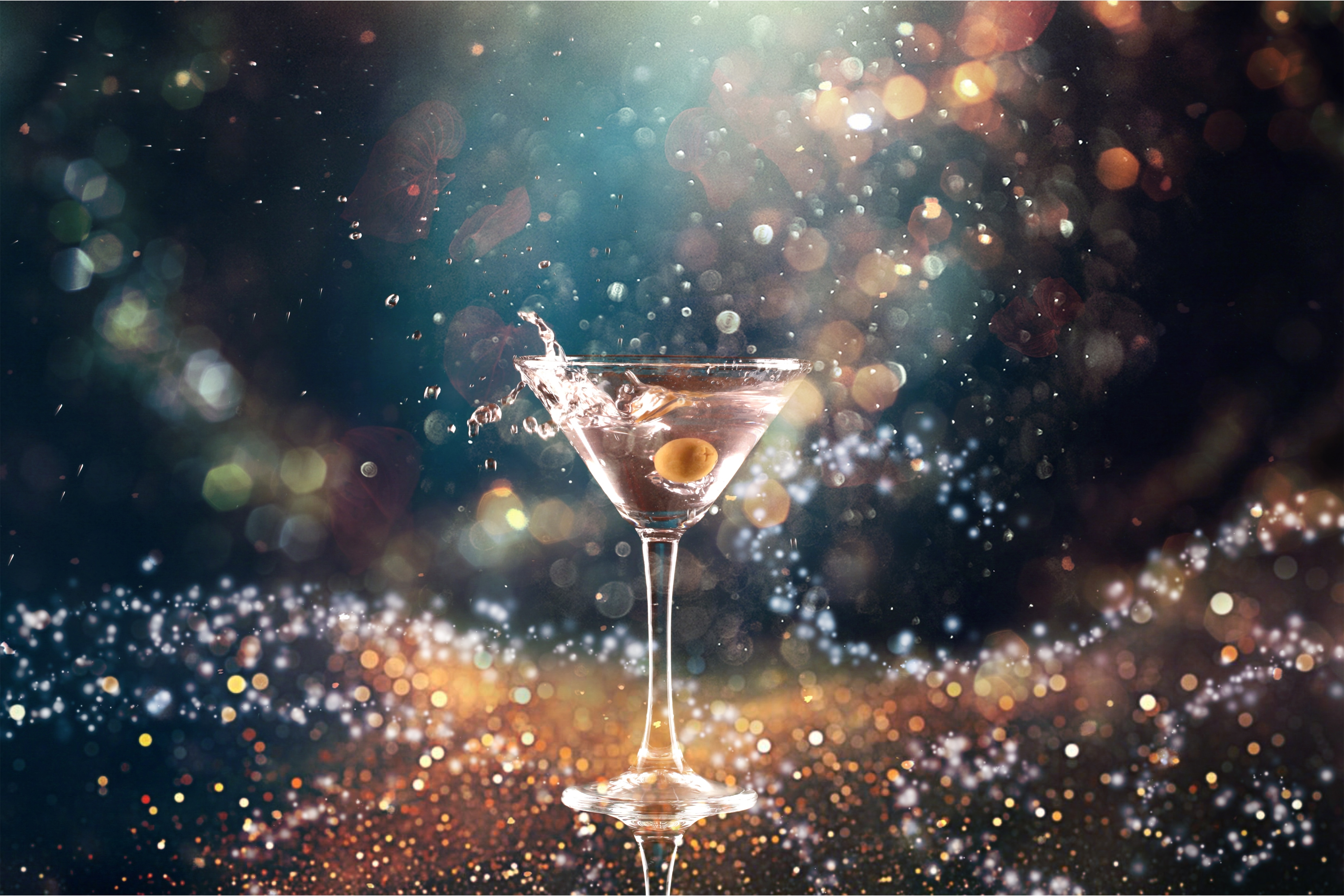 martini-cocktail-isolated-dark-white