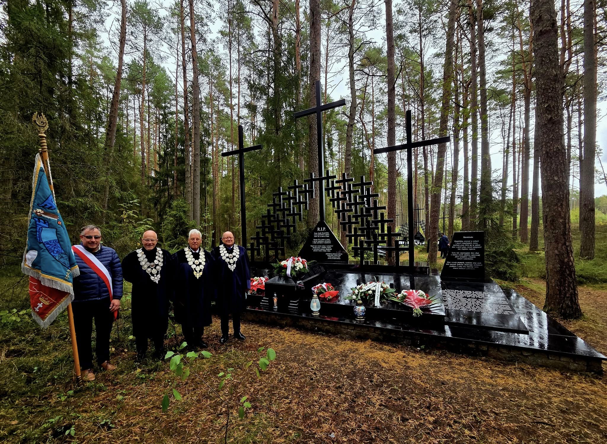 Uczestnicy składają kwiaty