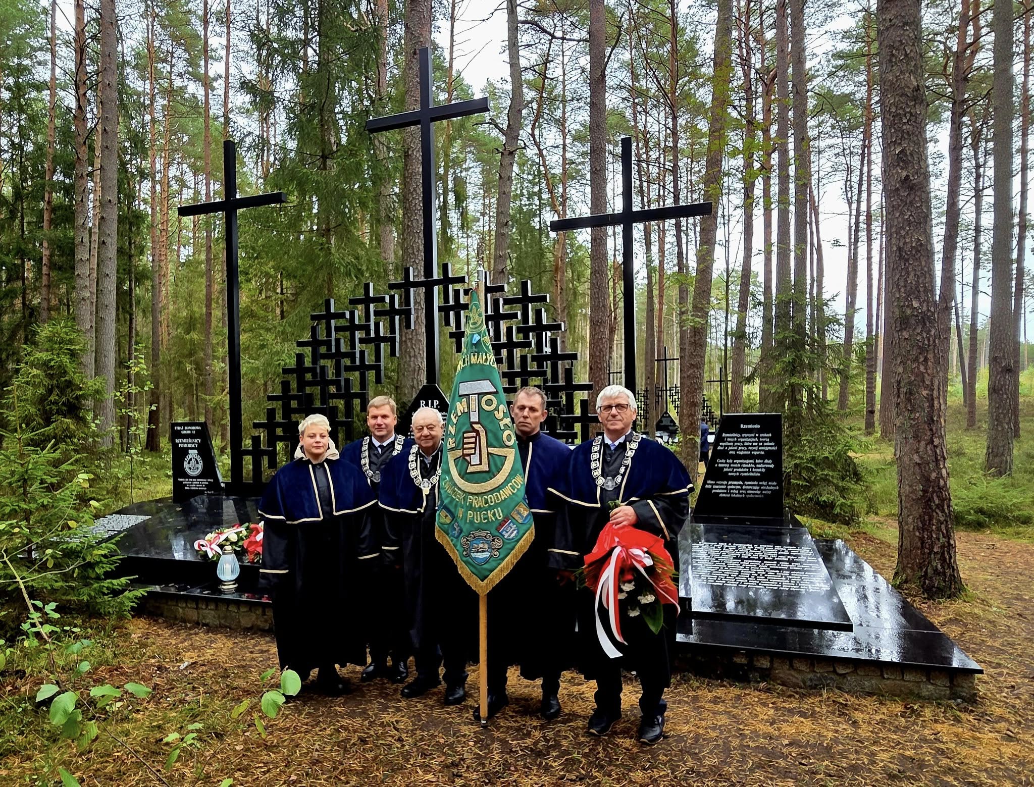 Światła zniczy po ceremonii