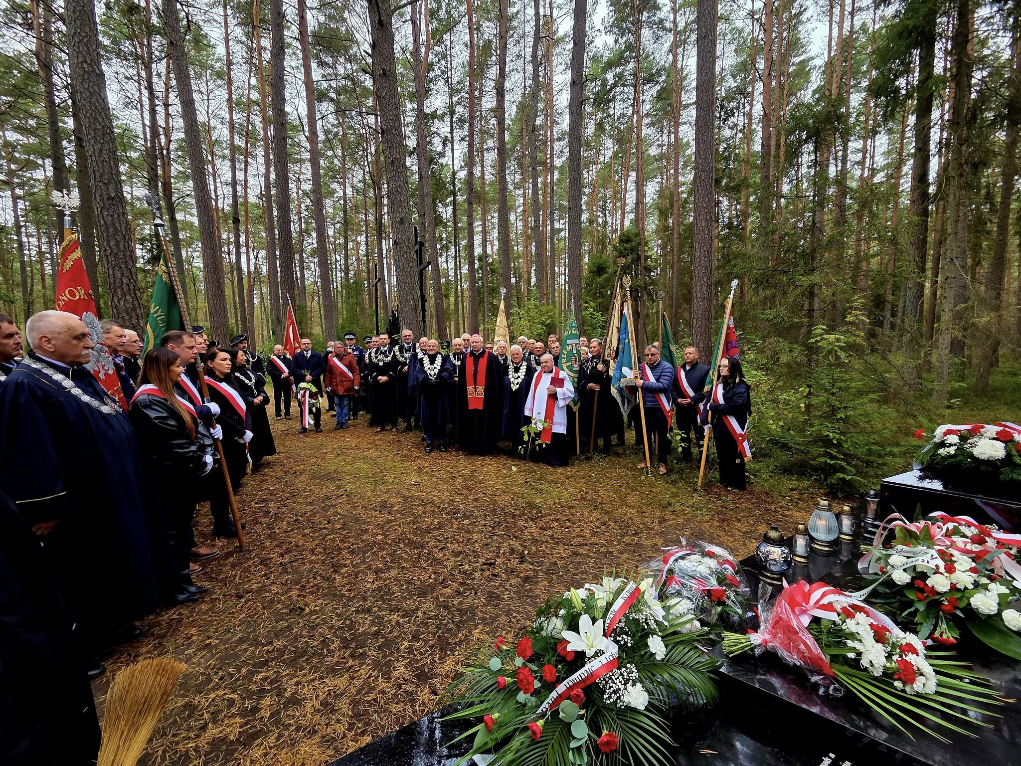 Uczestnicy uroczystości w Lesie Piaśnickim